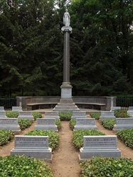Berlin - Familienfriedhof im Park des Humboldt-Schlosses