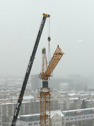 Berlin - Kranbau bei Schneetreiben