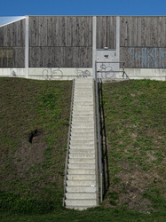 Berlin - Treppe zur A113 am Teltowkanal