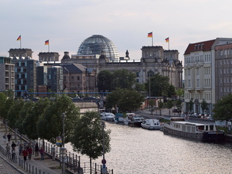Berlin - Blick über die Spree zum Reichstag