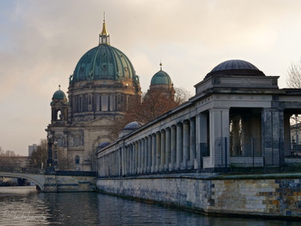 Berlin - Museumsinsel - Berliner Dom und Kolonnaden an der alten Nationalgalerie